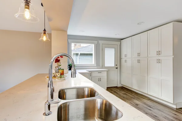 Bright kitchen room with steel appliances and granite tops — Stock Photo, Image