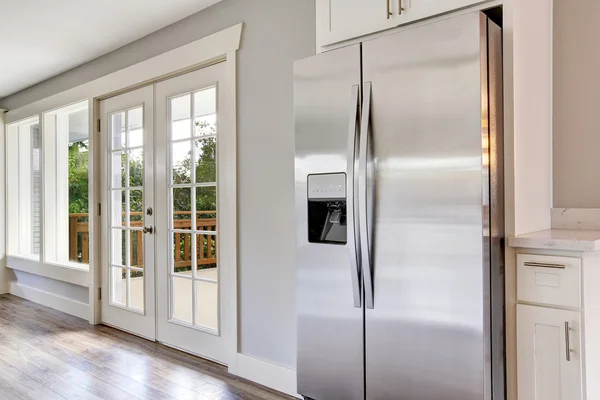 Lichte keuken kamer met stalen apparatuur en granieten bovenbladen — Stockfoto