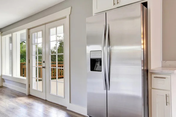 Bright kitchen room with steel appliances and granite tops — Stock Photo, Image