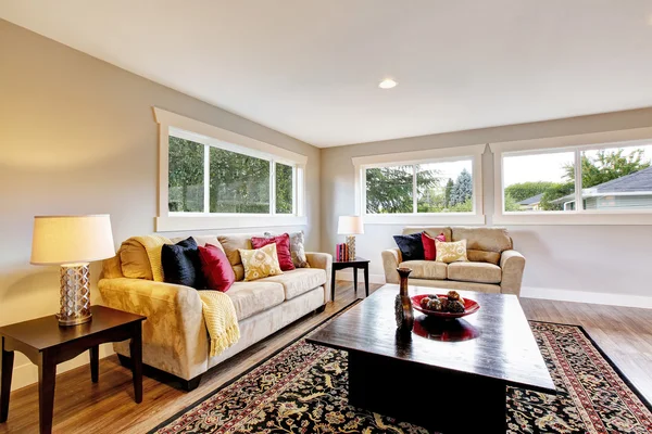 Prostorný obývací pokoj interiér s leštěné dřevěné — Stock fotografie