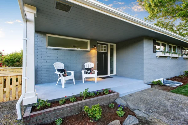 Campo azul casa exterior con pequeño porche de hormigón con sillas — Foto de Stock