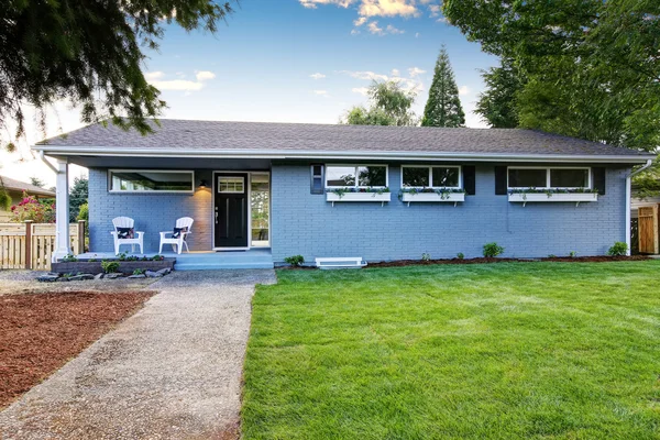 Platteland blauwe buitenkant van het huis met kleine betonnen vloer veranda met stoelen — Stockfoto