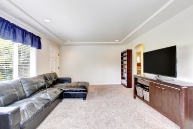 Rahat oturma odası iç siyah deri kanepe ve tv seti ile