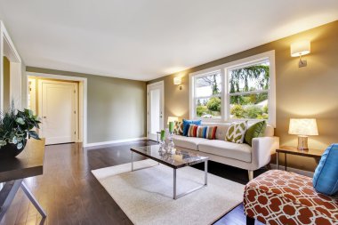 Ahşap zeminli modern mobilyalı oturma odası