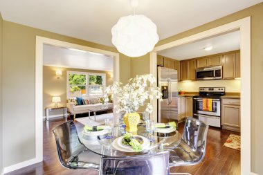 Cam masa seti ile modern yemek alanı. Açık kat planı. 