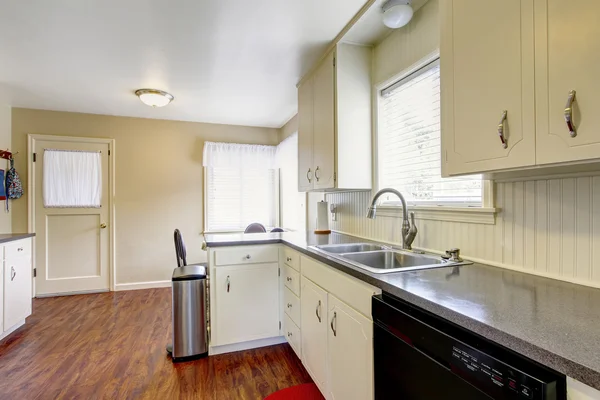 Semplice interno della cucina bianca con pavimento in legno . — Foto Stock