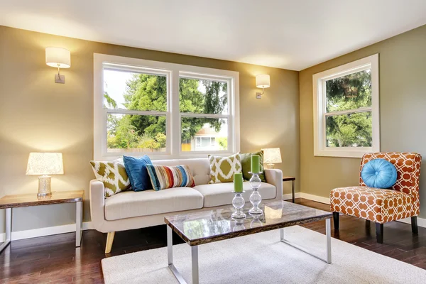 Modernt möblerat vardagsrum med trägolv — Stockfoto