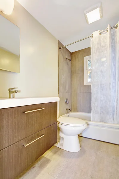 Badrum inredning med fåfänga skåp och vitt duschdraperi. — Stockfoto
