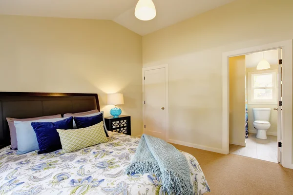 Interior do quarto com paredes bege e roupa de cama agradável — Fotografia de Stock