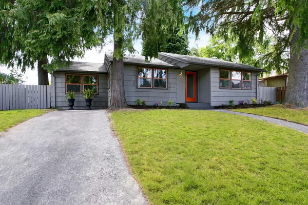 Maison de campagne à un étage extérieur avec pelouse bien entretenue . — Photo