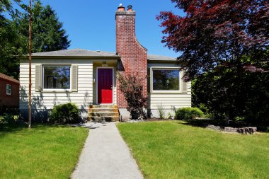 Siding ve tuğla döşeme ile küçük kırsal ev dış