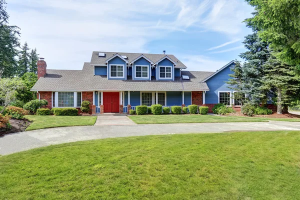 Exterior de la casa americana con acabado azul y blanco. También puerta delantera roja — Foto de Stock