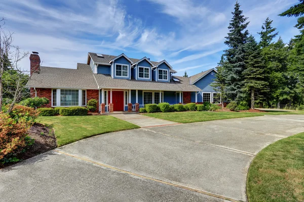 American house exterior with blue and white trim. Also red front door — Stock Photo, Image