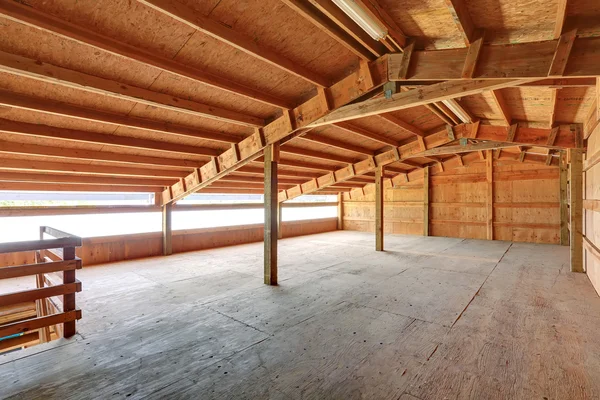 Granero vacío en el interior con acabado de madera — Foto de Stock