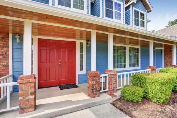 Beton zemin veranda ile ön giriş kırmızı kapı. — Stok fotoğraf