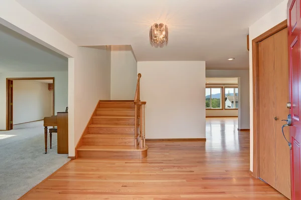 Ingresso interno con pavimento in legno massello. Vista dalla porta aperta . — Foto Stock