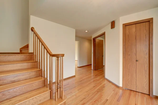Chodba interiéru s dřevěnou podlahou. Pohled na dřevěné schody. — Stock fotografie