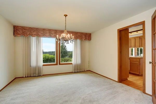 Interior do quarto vazio com piso de carpete e bom lustre — Fotografia de Stock