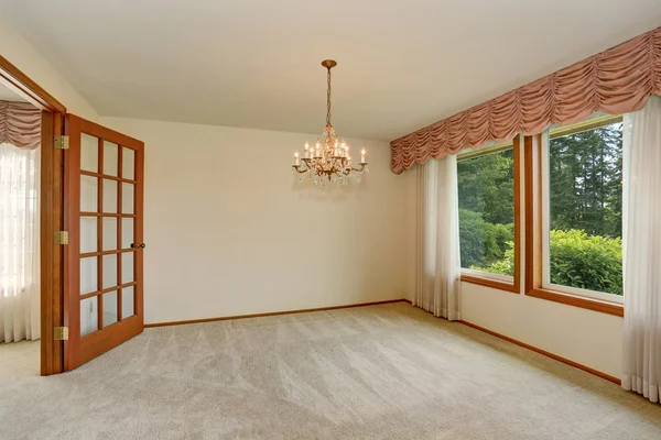 Interior de la habitación vacía con suelo de alfombra y araña agradable —  Fotos de Stock