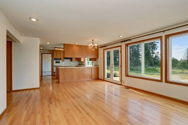 Interior da sala de cozinha com armários de madeira e piso de madeira . — Fotografia de Stock