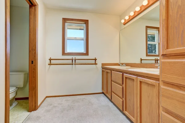 Bathroom interior with wooden vanity cabinet, big mirror and tile floor. — Stock Photo, Image