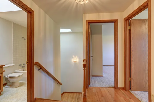 Pasillo interior con suelo de madera. Vista de escaleras de madera . —  Fotos de Stock