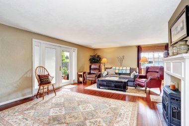 Şömineli geleneksel oturma odası iç mekan, parke zemin ve kilim