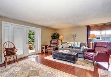 Şömineli geleneksel oturma odası iç mekan, parke zemin ve kilim