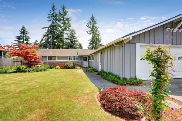 American House exteriör med garage, uppfart och välskött gräsmatta — Stockfoto