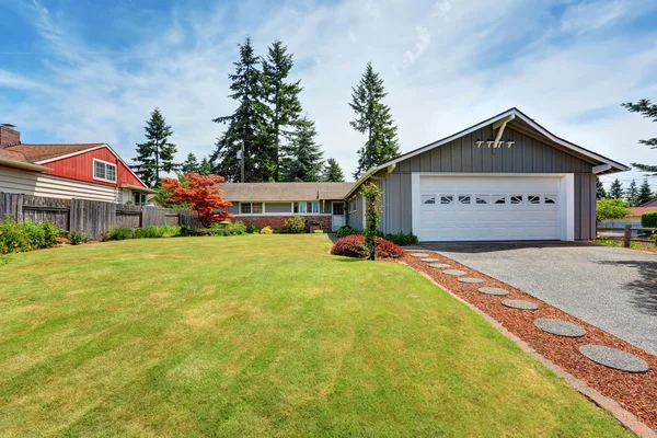 ガレージ、車道、よく維持された芝生とアメリカの家の外観 — ストック写真