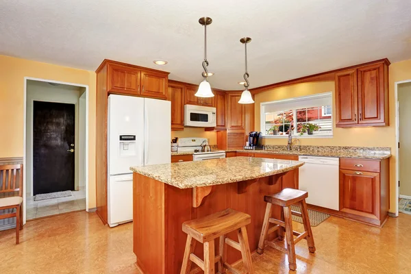 Keuken kamer interieur met eiland, houten kasten en granieten aanrechtblad. — Stockfoto
