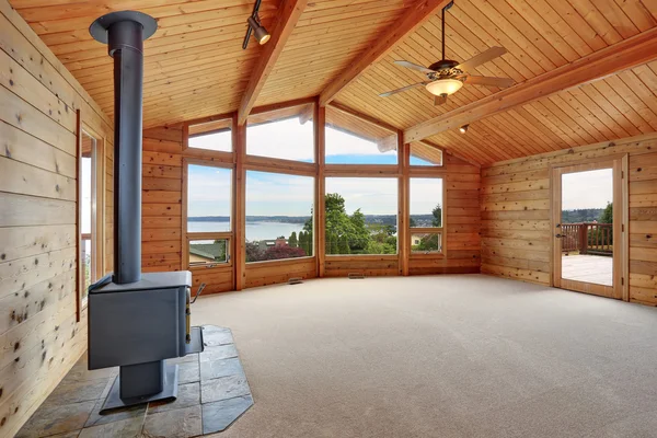 Interior de la habitación vacía con paredes de madera panel de ajuste y chimenea . — Foto de Stock