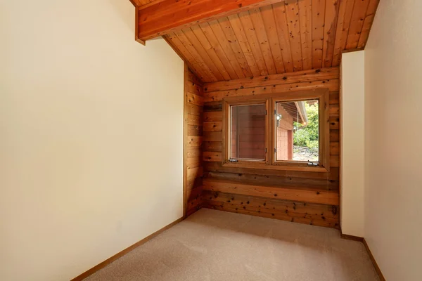 Interior do quarto vazio com painel de madeira guarnição paredes e piso de carpete — Fotografia de Stock