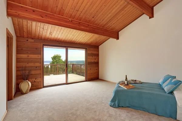 Empty room interior with wooden panel trim walls. — Stock Photo, Image