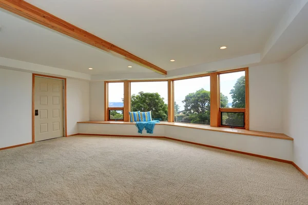 Interior de la habitación vacía con suelo de alfombra y gran sala de estar — Foto de Stock