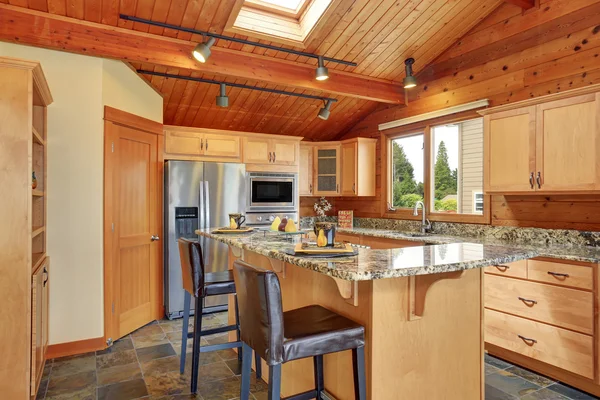 Holz trimmen Haus mit offenem Grundriss. Küche mit Arbeitsplatte aus Granit. — Stockfoto