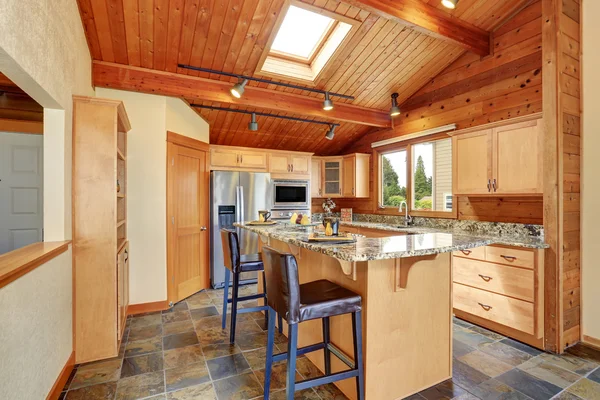 Maison de garniture en bois avec plan d'étage ouvert. Cuisine avec comptoir en granit . — Photo