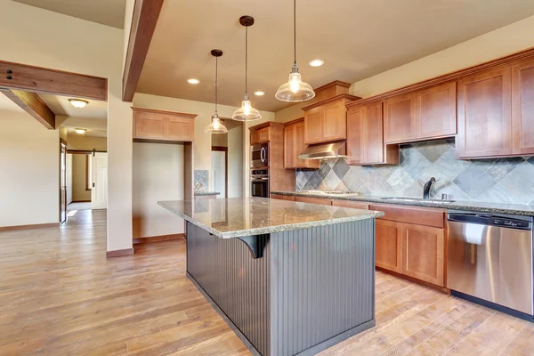 Kitchen room with wooden cabinets, island and granite counter top — Stock Photo, Image