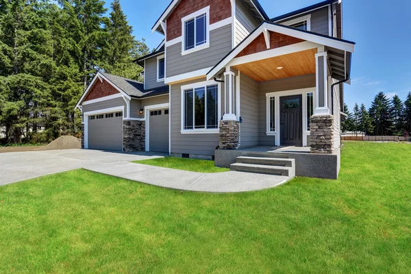 Ambachtsman Amerikaans huis met rotsen trim, garage en betonnen vloer veranda — Stockfoto