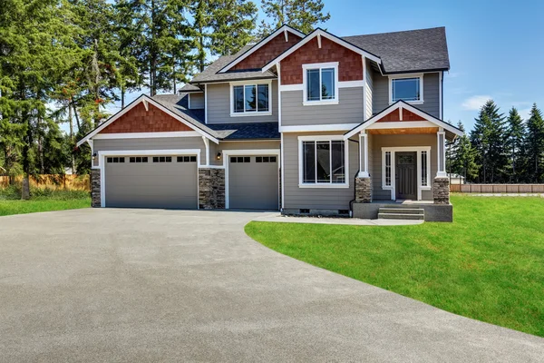 Craftsman American house with rocks trim, garage and concrete floor porch — Stock Photo, Image