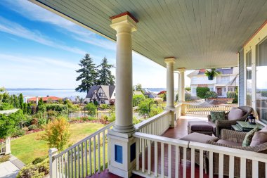 Ahşap yürüyüş verandasında koltuklar ile hamak ve veranda alanı