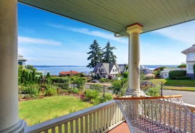 Zanaatkar Amerikan evinin ahşap yürüyüş verandasında Hamak