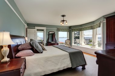 Mavi tonları ve kral yatak lüks yatak odası iç. Ayrıca mükemmel su manzarası. 