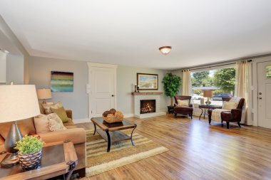 Parke zemin ile beyaz tonlarda açık kat planı oturma odası iç.