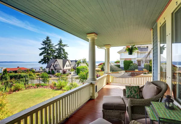 Hangmat en een patio met fauteuils op de houten veranda — Stockfoto