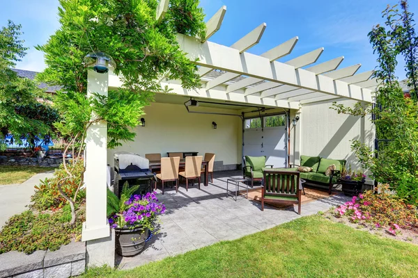 Overdekte patio met buiten stoelen in de achtertuin. Huis exterieur. — Stockfoto