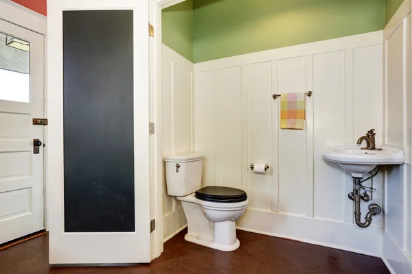 Interior kamar mandi klasik dengan toilet dan wastafel. Juga dinding hijau dan putih . — Stok Foto