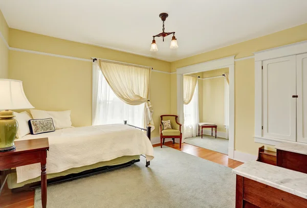 Rozkošný interiér ložnice v barvě pistácií, dřevěného třešňového nábytku a pěkných záclon — Stock fotografie