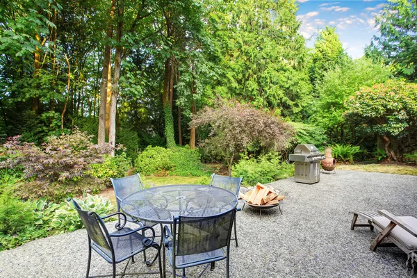 Patio trasero vintage con chimenea, muebles y mucha vegetación — Foto de Stock