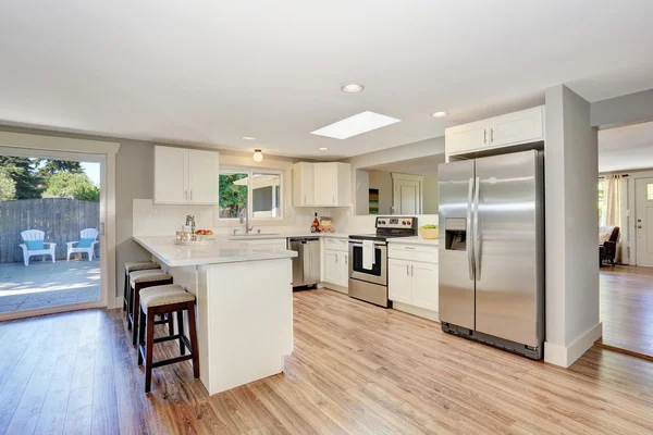 Moderna cocina interior en tonos blancos con suelo de madera . — Foto de Stock